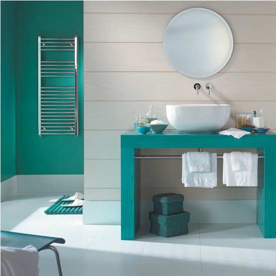 Couleur vert et blanc dans salle de bain. Décoration salle de bain-tendance couleur association couleurs vert émeraude et blanc pur