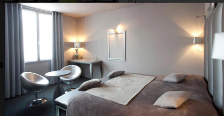deco-chambre-ambiance-atelier-artiste-nuance-gris- deco chambre style atelier d'artiste. linge de lit et coussin satin couleur gris