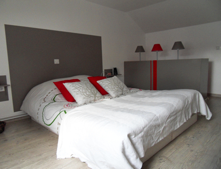 decoration-chambre-tete-de-lit-peinture-gris-anthracite-coussin-rouge Deco chambre contemporaine. Lit drap et taie brodés blanc. coussins couleur rouge assortis aux lampes de chevet rouge