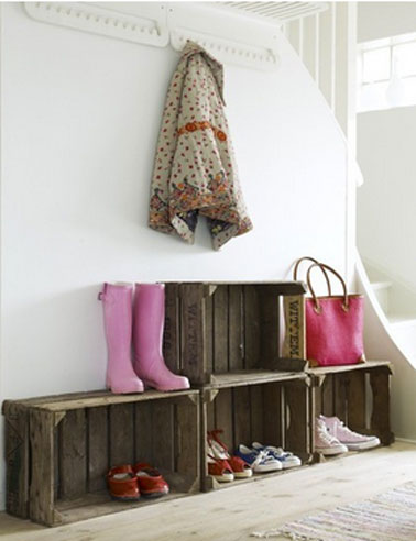 Idee rangement chaussures sous escalier en caisse bois