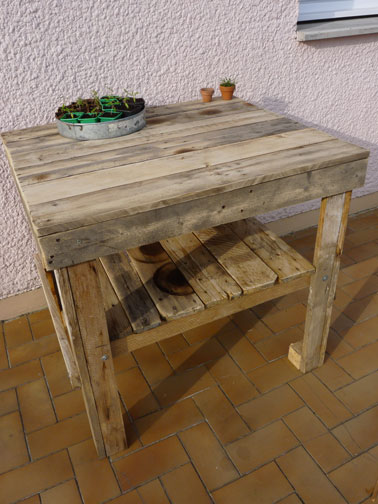 Desserte fabriquée avec des palettes bois pour le jardin. Peut aussi faire un établi pour le jardin