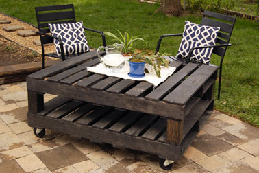 Complément indispensable au salon de jardin en palette, la table basse. celle-ci est faite de deux palettes superposées et montées sur roulettes 