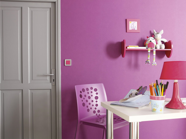 Deco Petite Chambre Ado Fille : Chambre fille aux couleurs peps avec une peinture murale couleur rose Deco Petite Chambre Ado Fille : Chambre fille aux couleurs peps avec une peinture murale couleur rose