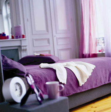 Déco chambre total look violet pour une ambiance très féminine. 