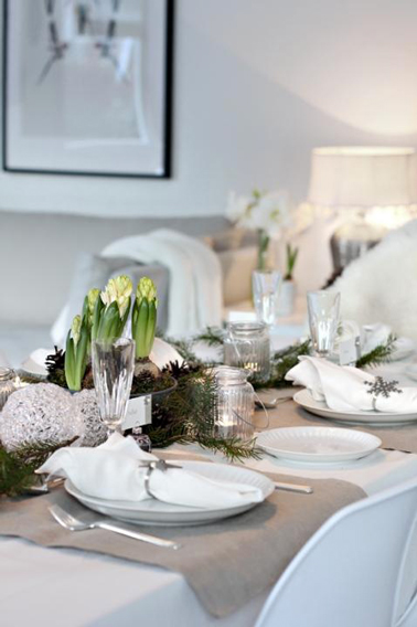 Déco table Noël blanc et argent avec chemin de table en lin et bouquet fleurs blanches