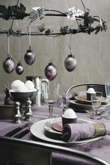 Autour des chaises Tolix gris acier, une déco de table de Noël violet et gris 