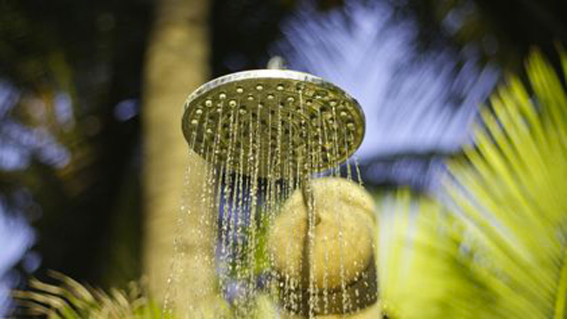 Douche En Bois De Jardin : Id?e d’installation de douche de jardin pour une deco exterieure Douche En Bois De Jardin : Id?e d’installation de douche de jardin pour une deco exterieure