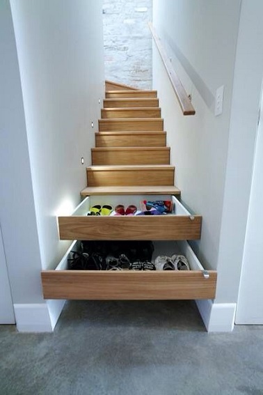 placard chaussures sous escalier