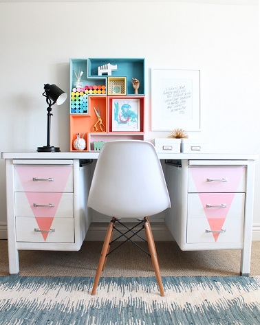 Un bureau en métal repeint dans des couleurs pastel Un vieux bureau en métal une fois poncé, repeint en blanc et customiser avec des tiroirs peints en couleurs pastel ça donne un meuble unique et tendance.