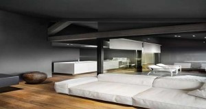 Si il est une couleur déco pour la cuisine, le salon ou la chambre c'est le gris anthracite. Sur les murs avec la peinture, pour le carrelage sol, le gris dans sa nuance anthracite instaure une déco design dans chaque pièce.