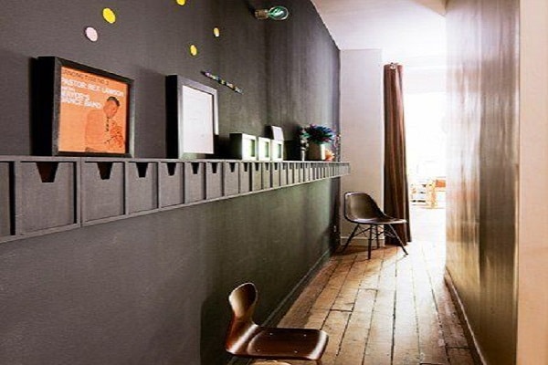 Cimaise Bois Ikea : avec casiers de rangements qui sert de cimaise pour les tableaux Cimaise Bois Ikea : avec casiers de rangements qui sert de cimaise pour les tableaux