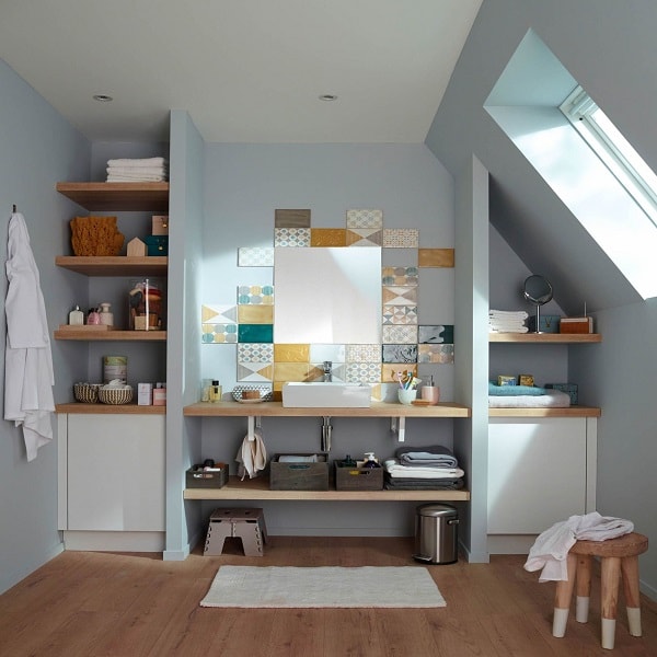 Une déco de petite salle de bain avec des carreaux de ciment