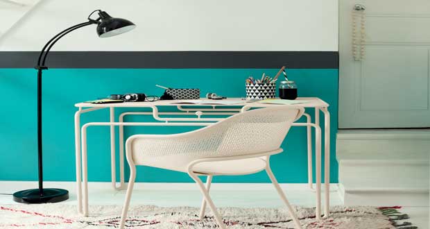 Petite table ou bureau selon le besoin, la table métallique Van Gogh dessinée par la designer Alessandra Baldereschi pour Fermob s’inspire de l'oeuvre du peintre et rejoint la collection Idole de la Fermob.