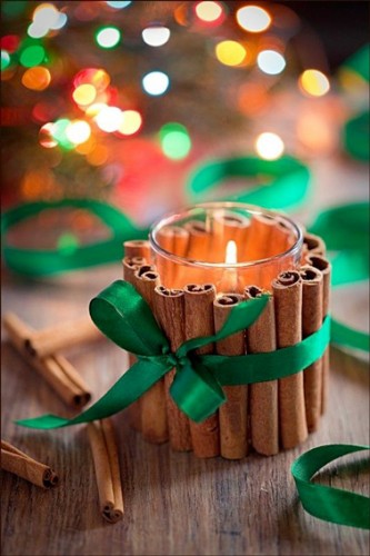 Customisez vos bougies blanches avec des petits bâtons de cannelle et un joli ruban en satin, pour décorer votre table de Noël, le couloir ou l’entrée de votre maison pour les fêtes.