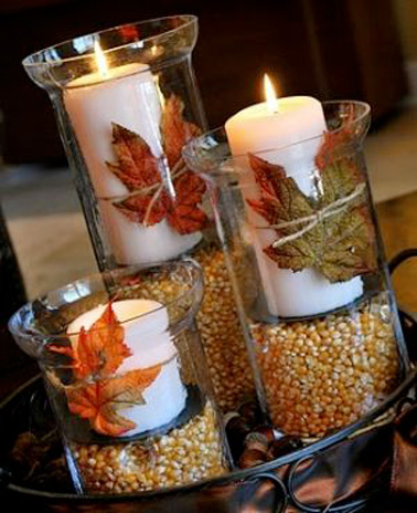 Confectionnez des photophores 100% nature avec des vases transparents, du maïs séché et des feuilles de chêne pour une déco de Noël illuminée et originale