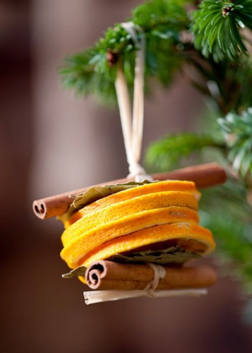 Osez l’originalité ! Confectionnez des boules de déco pour sapin hors du commun, fabriqués avec des tranches d’oranges et des bâtonnets de cannelle. Une déco aromatisée pour un sapin de Noël original