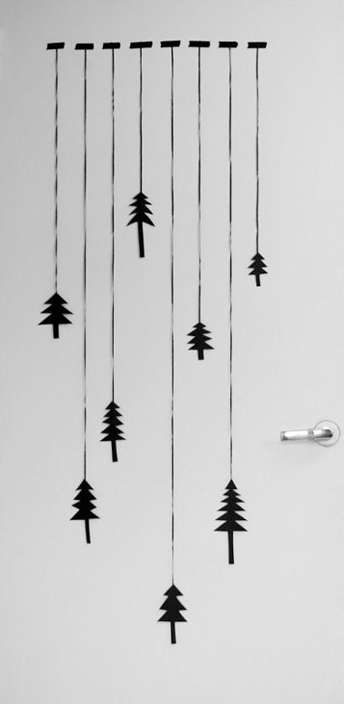 Guirlande en papier à motifs sapins, idéale à fabriquer avec les enfants et à coller sur les portes pour une ambiance de Noël encore plus festive !