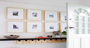 Pour accrocher vos photos et cadres au mur et sublimer la déco de votre intérieur, sans faire de trous ou les disposer de manière déco sur un mur ou une étagère