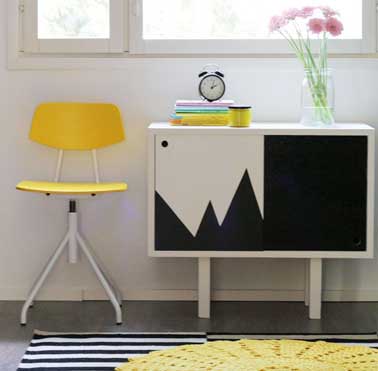 Dessiner des formes géométriques noir pour repeindre un meuble blanc c’est parfait pour réveiller la déco de chambre d’enfant. Ici avec une chaise et un tapis jaune