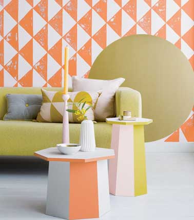 Mix de couleurs pour repeindre des petits meubles hexagonaux dans une déco de salon vitaminée. Customisation faite avec des couleurs anis, rose et orange.