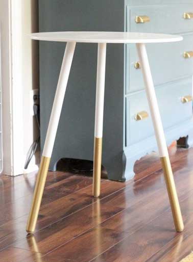 Avec une peinture dorée la table du salon devient ultra moderne. Pour la repeindre on a utilisé une peinture blanche et de la peinture satinée dorée sur les pieds.