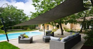 Un aménagement terrasse avec un voile d’ombrage, l’art de se protéger du soleil, du vent sur sa terrasse en créant une belle déco extérieure. Pour choisir sa voile et toile d’ombrage selon ses dimensions, sélection des produits Espace Ombrage