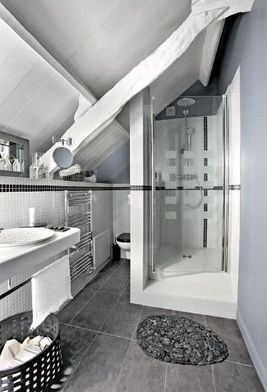 Salle de bain sous comble avec baignoire et douche – salle de ... Idées Baignoires Verriere