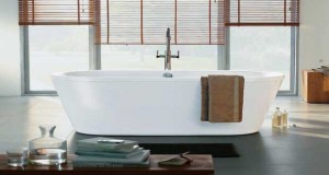 Entre les conditions de pose de la baignoire îlot, les formes, matériaux, type de robinetterie et prix, ce qu'il faut savoir sur la baignoire posée en central dans la salle de bain