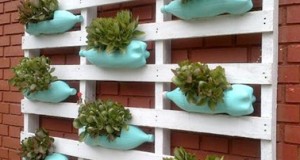 Pour embellir le jardin, voilà un DIY déco facile à réaliser avec des bouteilles plastique pour un jardin suspendu original et une déco extérieur fleurie
