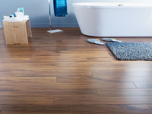 Du parquet bambou dans une salle de bain zen Castorama