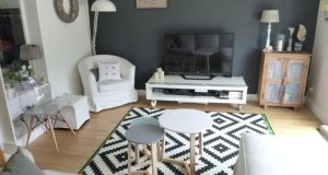 un mur couleur charbon dans un salon style scandinave