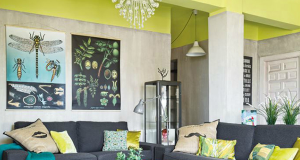 Un plafond de salon peint couleur jaune citron