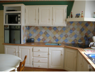 Pour repeindre cette cuisine en bois un peu vieillote une peinture blanc ivoire et pour une rénovation complète de la cuisine la crédence en carrelage est recouvert d’une peinture carrelage de plusieurs couleurs.