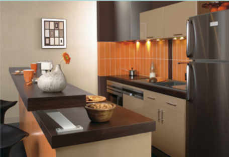 amenagement petite cuisine ouverte sur salon Une bonne idée d'amenagement petite cuisine ouverte sur salon avec îlot en longueur qui sert aussi de comptoir et sépare volume cuisine et salon.