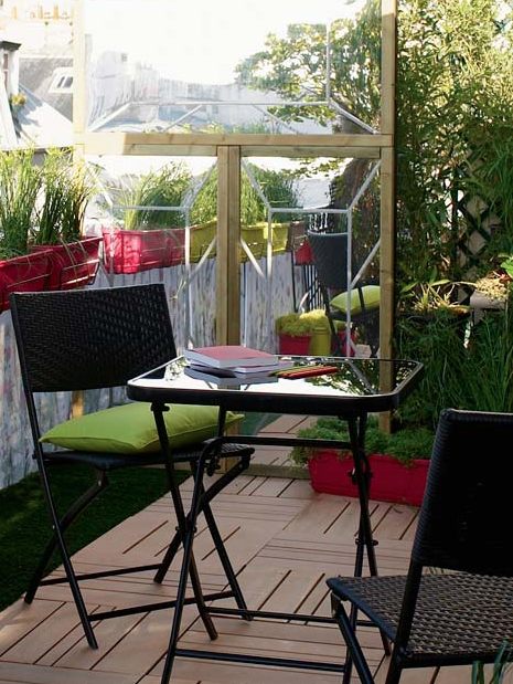 aménagement et déco petit balcon palissade bois et rouleau de gazon décoration balcon gazon en rouleau et dalle bois 50X50 et claustra bois