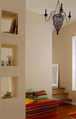 Salon couleur lin pour la peinture murale en association avec tissu couleur jaune et orange d'inspiration marocaine