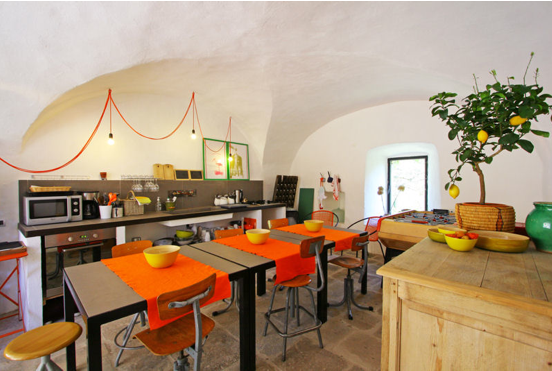 Décoration cuisine ambiance provençale mobilier bois cire chemin de table orange