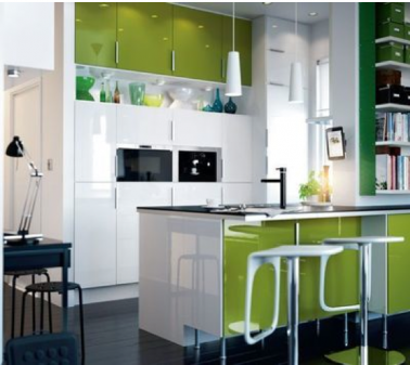amenager cuisine ikea dans petit espace ouvert aménager une petite cuisine ikea dans un espace ouvert sur salon. grand linéaire de meubles haut couleur blanc laqué et en vis à vis ilot central avec meuble plaque cuisson et four. Plan de travail en granit noir