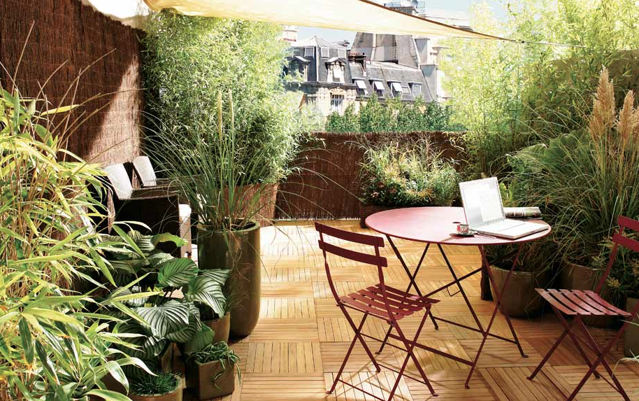 decoration balcon palissade brande bruyère et dalle bois à clipser brande de bruyère pour fermer espace balcon, décoration avec jarre en terre, table et chaises de jardin peint en rose