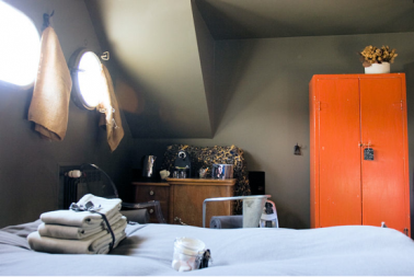 decoration chambre d'ado avec une armoire peinte en orange  sur un mur gris anthracite et une table de nuit en chene blond naturel