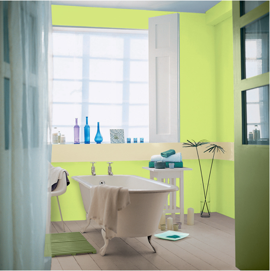 Peinture salle de bain couleur turquoise et vert pistache pour créer une dynamique autour de la baignoire îlot et du parquet repeint couleur lin   