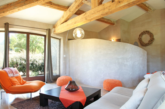 décoration  salon moderne avec mobilier contemporain,  fauteuil et pouf tissu orange 