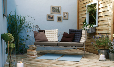 extension de salon avec terrasse en bois et mobilier de jardin fer forgé