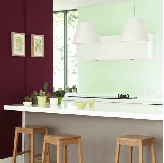 Ambiance naturelle et contraste vivifiant dans la cuisine lorsqu'un mur prune juxtapose un mur vert d'eau. Peintures Vert d'eau, argile grise et choco noisette. Peinture Cuisine & Bains Dulux Valentine