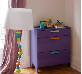 Repeindre un meuble en bois : Commode en bois dans chambre enfant repeinte avec peinture pour meuble GripActiv V33 couleur papillon. application directe sur le meuble en bois vernis ou ciré sans poncer ni sous-couche