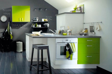 repeindre sa cuisine avec 2 couleurs de peinture: Mur du fond couleur peinture gris anthracite, mur gauche couleur blanc, meubles de cuisine vert anis