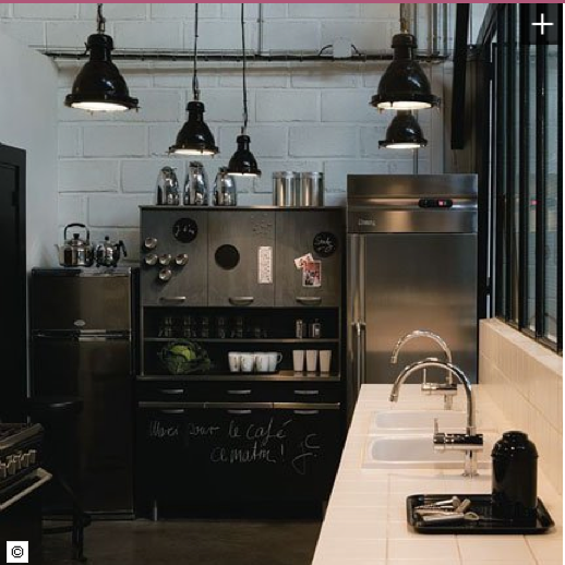 renovation cuisine. peinture murale blanc mat, peinture magnétique sur meubles haut et bas