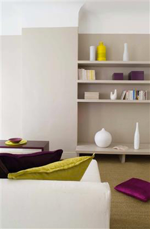 Une peinture couleur lin dans un salon contemporain, associée à des objets déco couleur prune et jaune citron. Photo Tollens