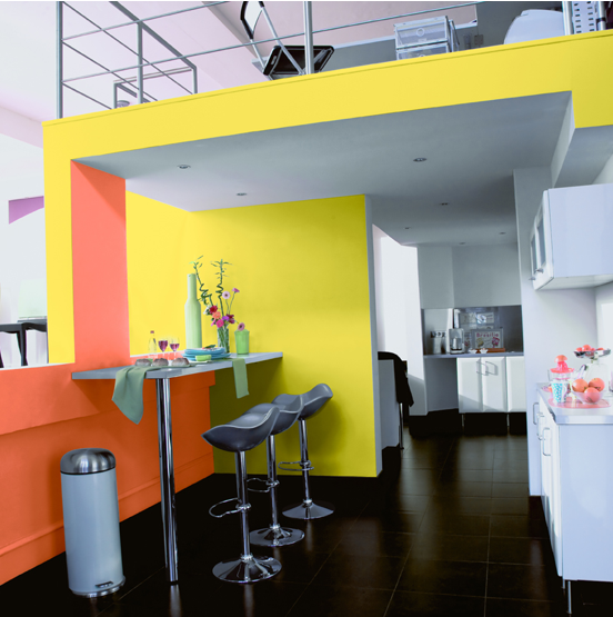 Peinture orange et jaune pour la décoration d'une cuisine en linéaire avec meubles cuisine blanc laqué, comptoir et tabourets inox