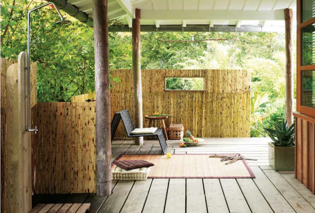 terrasse style colonial en bambou douche exterieur décoration terrasse ambiance coloniale avec canisse banbou, natte et douche d'extérieur
